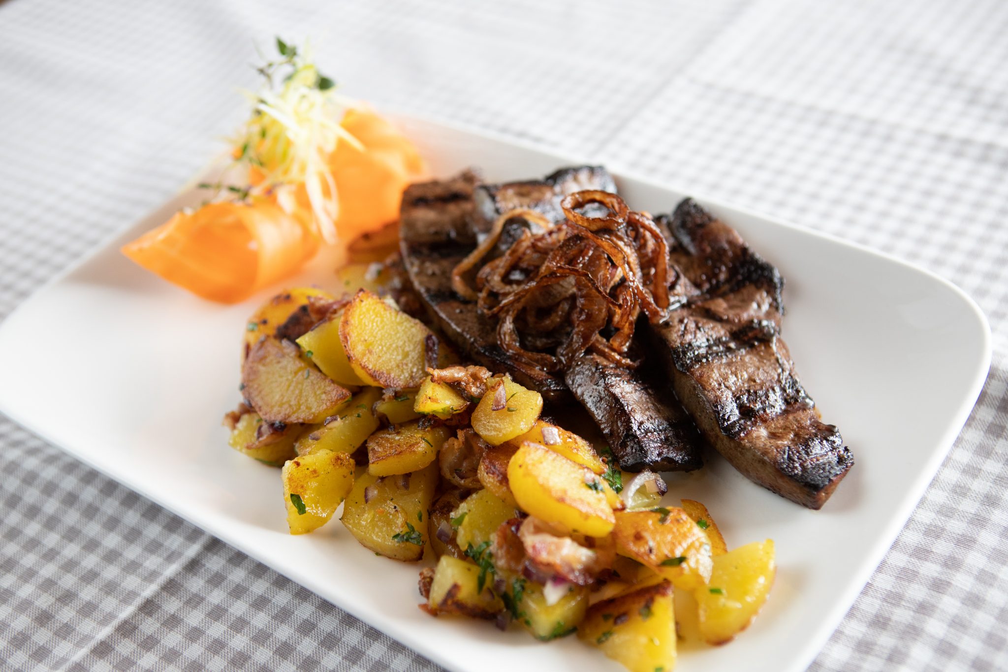 Kalbsleber mit Bratkartoffeln dazu geröstete Zwiebeln - NATI Restaurant