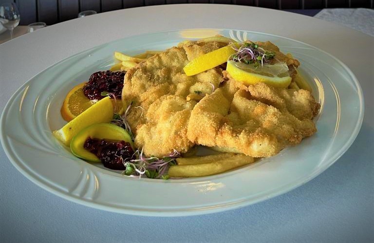 Schnitzel Wiener-Art mit Bratkartoffeln und Preiselbeeren - NATI Restaurant